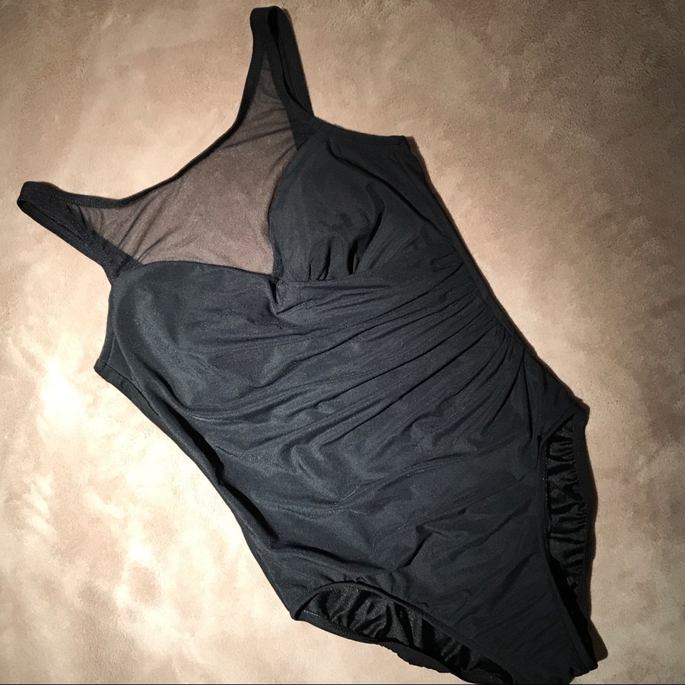 🔸 Women’s One-piece Black Swimsuit